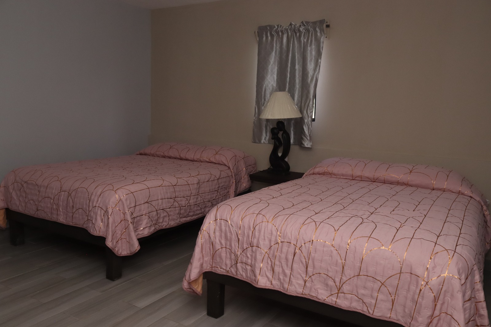 Habitación doble con camas matrimoniales en Hotel Bosque de Roos y Liz